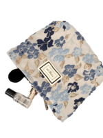 Blauw brokaat make-up tasje met bloemenpatroon Blauw brokaat make-up tasje met bloemenpatroon