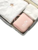 Minimalistischer kleiner Reise-Kulturbeutel mit Haken zum Aufhängen, Fächern, in Herren- oder Damenfarben. Zusammengefaltet in einem Koffer Minimalistischer kleiner Reise-Kulturbeutel mit Haken zum Aufhängen, Fächern, in Herren- oder Damenfarben. Zusammengefaltet in einem Koffer