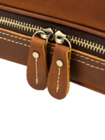Kosmetiktasche für Männer und Frauen aus Retro-Leder mit braunen Fächern und Metallreißverschluss. Kosmetiktasche für Männer und Frauen aus Retro-Leder mit braunen Fächern und Metallreißverschluss.