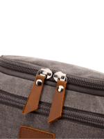 Trousse de toilette homme en toile avec empiècements cuirs et pochette extérieure couleur unie détails zip fermeture Trousse de toilette homme en toile avec empiècements cuirs et pochette extérieure couleur unie détails zip fermeture