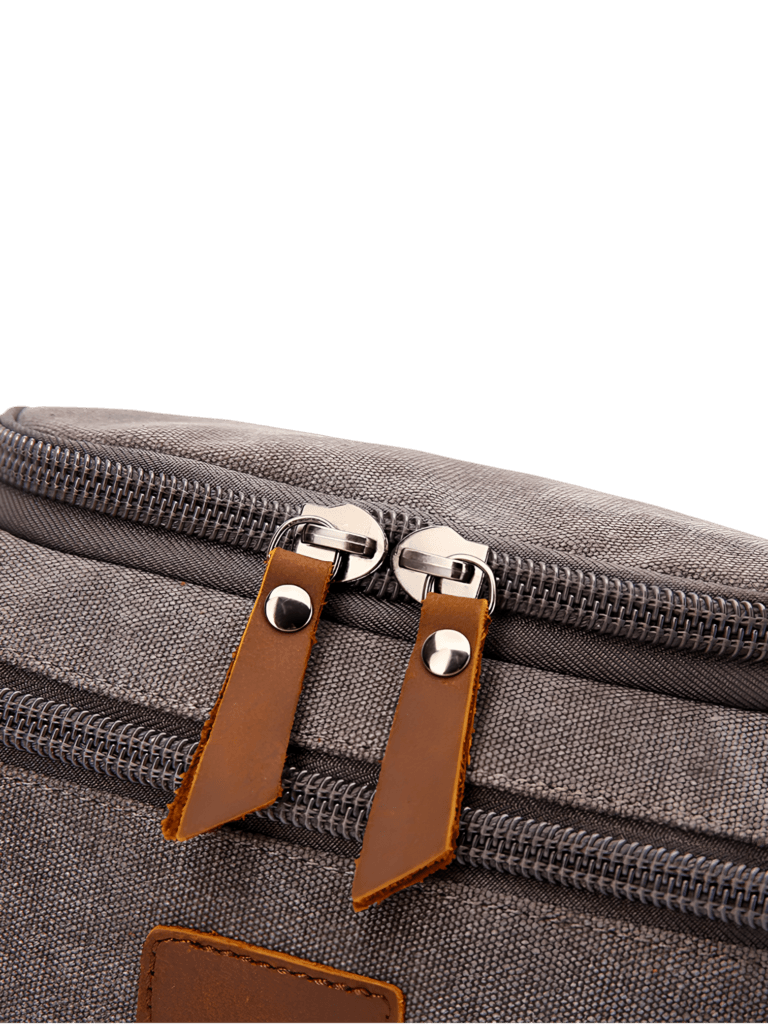 Trousse de toilette homme en toile avec empiècements cuirs et pochette extérieure couleur unie détails zip fermeture