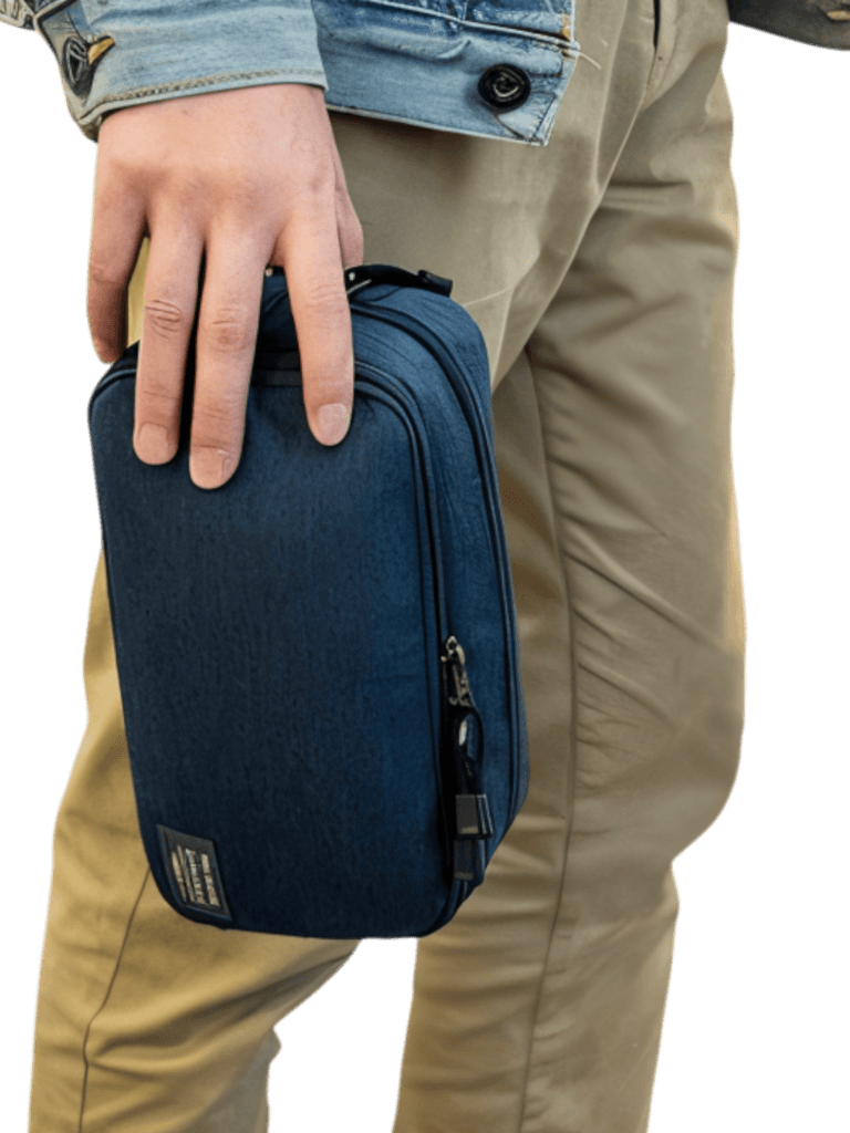 Compartmented men's toiletry bag with inside pockets, solid color model with blue model
