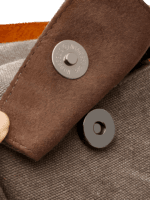 Neceser de hombre de lona e inserciones de piel con detalles de botones magnéticos Neceser de hombre de lona e inserciones de piel con detalles de botones magnéticos