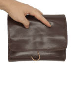 Trousse de toilette en cuir à suspendre voyage avec compartiments et bandes élastiques garde accessoire repliée 2