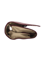 Trousse de toilette femme à suspendre en cuir rouge repliée Trousse de toilette femme à suspendre en cuir rouge repliée