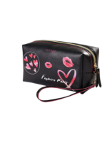 Trousse de toilette femme simple fashion rose en cuir noir avec coeurs rouges et logo paris 1.png Trousse de toilette femme simple fashion rose en cuir noir avec coeurs rouges et logo paris 1.png